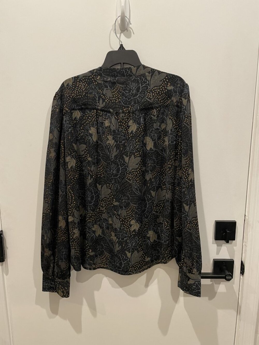 Evereve Black Patterned button front V-neck blouse or shirt - Size Medium - Picture 2 of 4